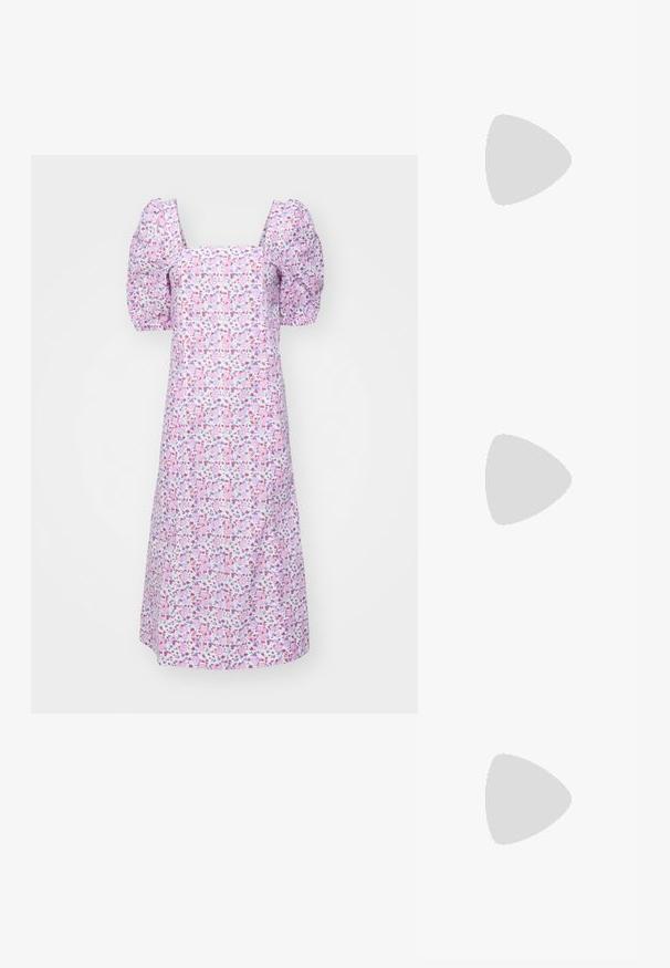 Midi obleka z napihnjenimi rokavi v svetlo vijoličasti blazini z večbarvnim cvetličnim vzorcem, z kvadratnim izrezom in sproščenim silhuetom.; Črne usnjene gležnjarje s šiljastim nosom in elegantnim dizajnom. Imajo nizko peto in zadrgo na zadnji strani. Gladka tekstura.; Črna usnjena torbica okrogle oblike, mehke teksture, z vozlanim ročajem in zlatimi kovinskimi dodatki. Zadrga za zapiranje.; Zlati in srebrni uhani imajo obliko z zanko z jasnim kamenčkom, kar prikazuje sijoč kovinski sijaj in gladke teksture.