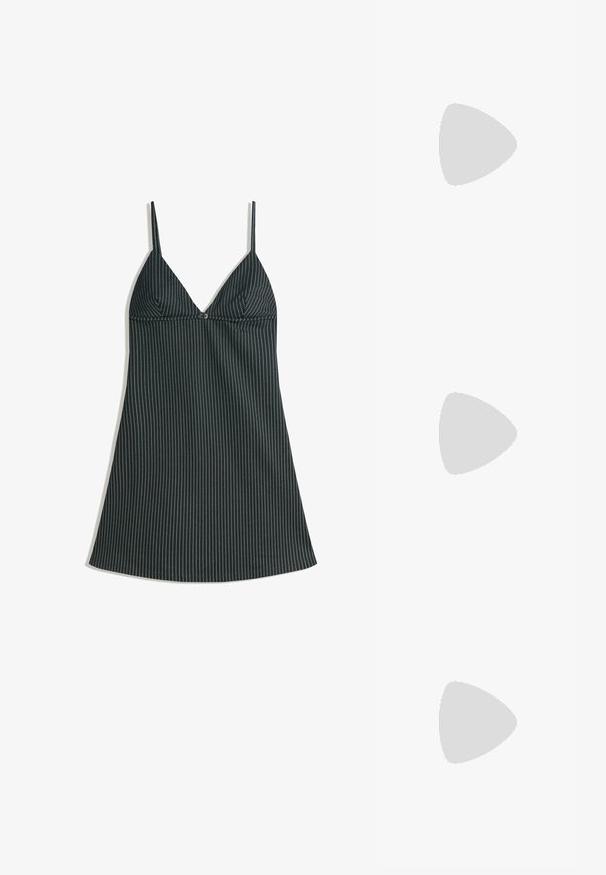 Črna in bela prugasta slip obleka z V-izrezom, tankimi naramnicami in ohlapnim krojem. Tkanina ima gladko teksturo in ravno obrobo.; Črne lakirane slingback pete s koničastim nosom in geometrijsko blokasto peto. Imajo eleganten, minimalističen dizajn in gladko teksturo.; Sončna očala ovalne oblike, prozoren plastičen okvir, temno sivi leči in tanke prozorne roke z logotipnimi akcenti in minimalnimi detajli.; Črna usnjena hobo torba z gladko teksturo, ukrivljeno obliko in eno nastavljivo naramnico; ima širok odprtina na vrhu.