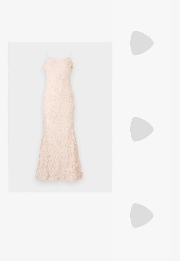 Robe de soirée en dentelle rose pâle avec des détails en appliqué floral, des bretelles spaghetti et une silhouette ajustée avec un ourlet évasé.; Escarpin slingback en vernis noir avec un bout pointu, présentant un imprimé serpent texturé, une sangle réglable et un petit talon bloc texturé.; Sac en cuir noir porté en travers avec deux poches avant, boucles dorées, fermeture zippée et une sangle fine. Surface texturée et forme rectangulaire compacte.; Boucles d'oreilles en métal doré en forme d'anneau, avec une forme courbée et allongée. Elles présentent une surface lisse et brillante avec une pointe arrondie pour un détail supplémentaire.