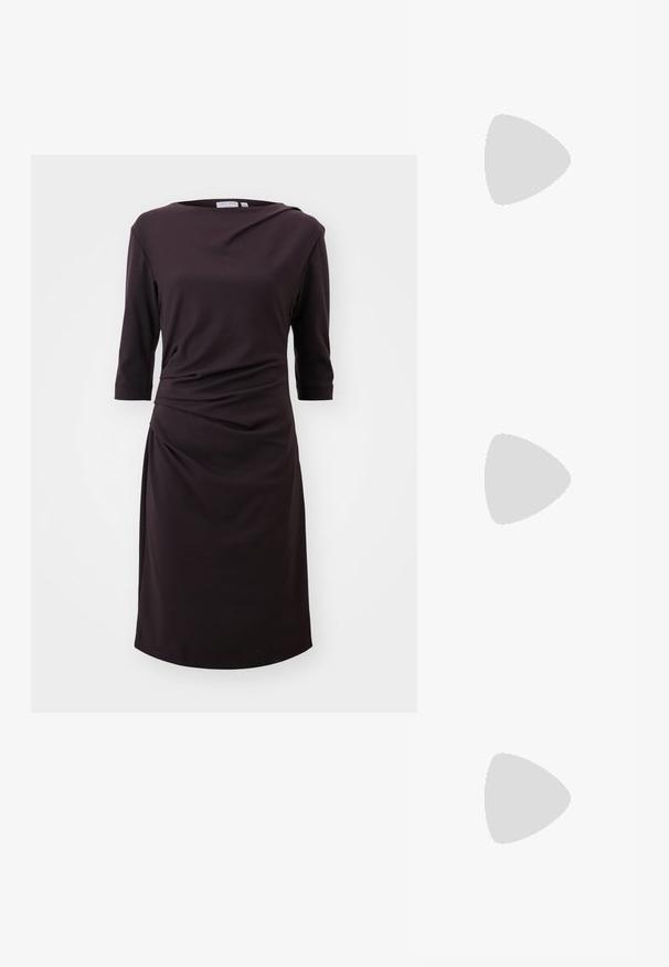 Mustapuku, joka on valmistettu pehmeästä kankaasta, venepääntiellä, kolmen neljänneksen hihoilla ja rypytetty yksityiskohta vyötäröllä, polven ylle ulottuva pituus.; Beige patenttanssisen nahasta valmistetut slingback-korkokengät, joissa on terävä kärki ja kapea, neliömäinen korko. Saumatonta pinta ja minimalistinen muotoilu ilman koristeita.; Valkoinen nahkainen käsilaukku, jossa on jämäkkä muotoilu, magneettinen suljin ja olkahihna, esillä neutraalilla taustalla.; Kulta sävyiset renkaat, joissa on sileä ja kiillotettu pinta. Ominaisuuksia ovat puolikuun muoto ja turvallinen painike suljenta.