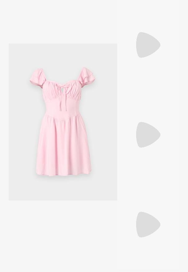 Ružové šaty s krátkymi ruffles rukávmi, naťahovanou sukňou a detailom v tvare kľúčovej dierky. Rozšírená sukňa a hladký textilný povrch.; Hnedé tričko s krátkym rukávom vyrobené z jemného materiálu, s okrúhlym výstrihom a voľným strihom. Žiadne viditeľné vzory ani akcenty.; Ploché sandále s hnedou gumovou podrážkou, navrhnuté s tromi prekrývajúcimi sa bielymi koženými popruhmi a malou mašličkou uprostred.; Hnedá kožená taška na rameno s hladkou textúrou, otvoreným vrchom a dvoma ramenými popruhmi. Má minimálne šitia a žiadne viditeľné kovania.