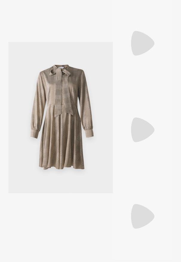 Rochie bej cu mânecă lungă, cu guler în stil fundă, având un model în carouri maro și o fustă evazată. Realizată dintr-un material neted cu o textură moale.; Sandale din piele aurie, cu vârf deschis, design minimalist și accente decupate pe curea. Talpă plată cu interior maro.; Geantă din piele neagră în stil bucket, cu un finisaj texturat, accente din metal auriu și un compartiment deschis. Dispune de o mânere scurtă și un curea de umăr ajustabilă.; Lacate în formă de inimă, argintii, cu inscripții gravate "DA" și "NU", finisaj lustruit, design simetric și un închizător robust din metal.