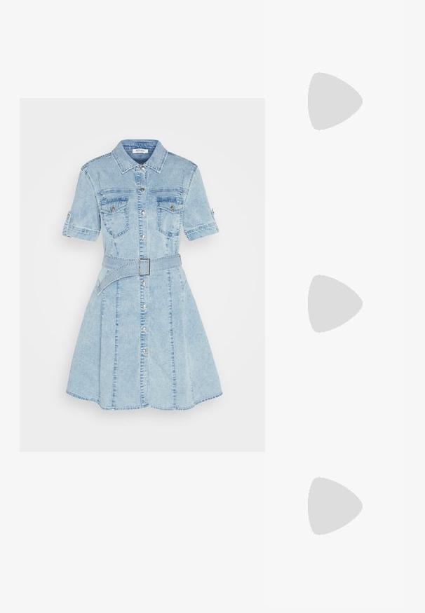 Morgan RIXES - Obleka iz džinsa - blue denim; Črne visoke sandale na peto imajo tanke naramnice z vozlom, gladek kvadratni toe in eleganten stiletto peto.; Črna usnjena torbica v obliki pravokotnika, gladke teksture, s ploskim pokrovom in majhnim ročajem na strani. Ima diskreten logotip.; Srebrne obročaste uhane z gladko, sijočo površino. Zaobljena oblika, lahka zasnova, z zapiranjem na zatič.