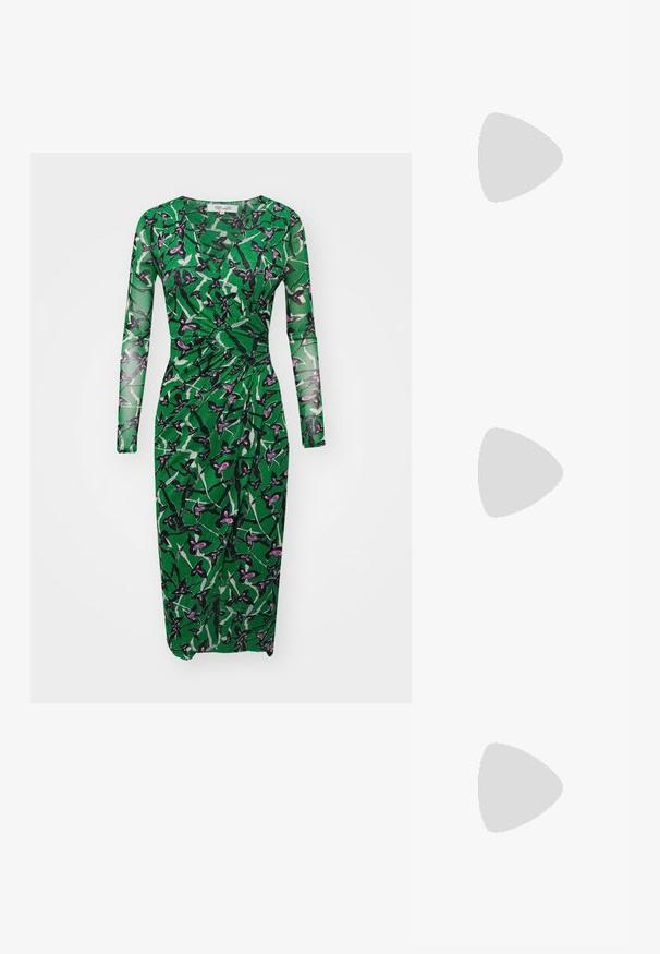 Diane von Furstenberg CHARLOTTE DRESS - Dnevna haljina - green; Crne kožne cipele bez pete s oštrim vrhom, nabranim teksturom i malom kitten petom. Imaju detalj na vezanje na otvaranju.; Mala crna kožna torbica za ruku sa zaobljenim oblikom, gornjom ručkom i uklonjivim remenom. Nosena uz crnu haljinu od tkanine i crne plisirane cipele.; Srebrne biserne naušnice u obliku zakrivljene graha. Glatka, sjajna površina i učvršćene s postom i zatvaranjem na poleđini.