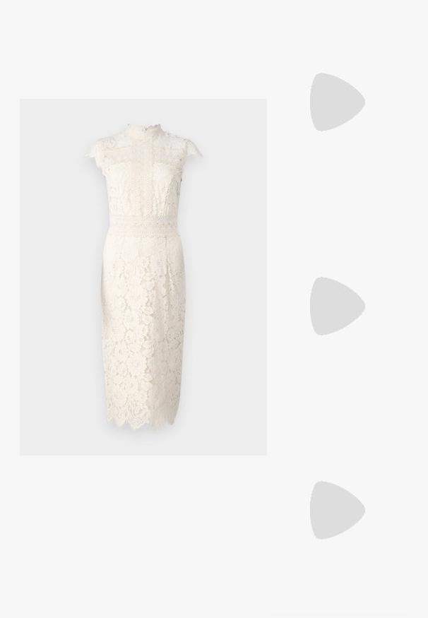 Spetsklänning i crème, med hög hals, korta ärmar, blommönster och scallopkant. Mittenlång med en figurnära silhuett.; Svarta högklackade sandaler har tunna remmar med en knuten design, en slät fyrkantig tå och en smal stilettklack.; Svart överdimensionerade solglasögon med geometrisk form, med mörka linser och en kontrasterande grå detalj på ramen. Logotyp på bygeln.; Silver hoopsörhängen med en slät, glänsande yta, med en böjd form och post-stängning. Minimalistisk design med en modern finish.