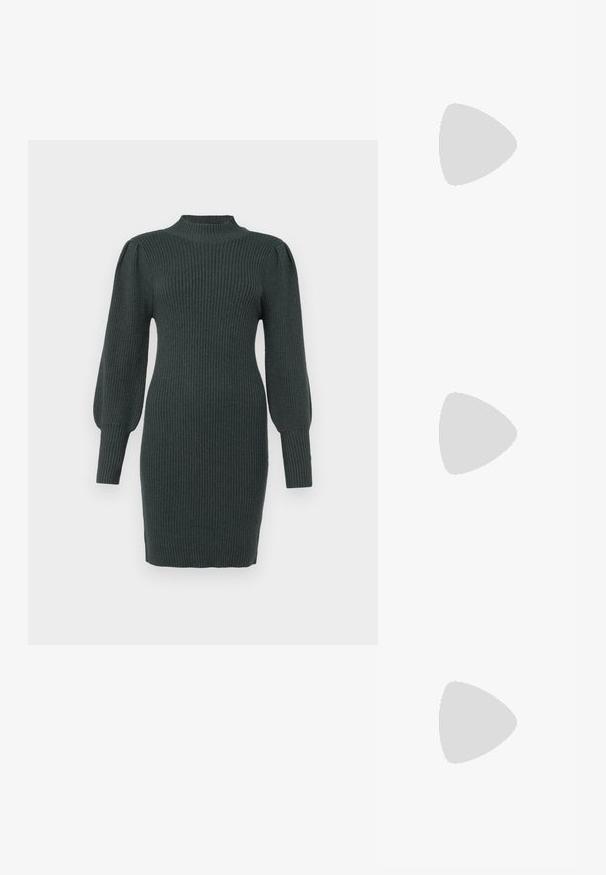 ONLY Petite ONLKATIA DRESS - Vestido de malha - june bug; Sapato de salto alto preto com bico puntiagudo, superfície texturizada e um interior vibrante em rosa. Apresenta um salto grosso com detalhe em prata.; Óculos de sol grandes e pretos com formato de olhos de gato, lentes escuras e armação de plástico brilhante. Apresenta hastes grossas para suporte.; Brincos de argola prateados com um acabamento suave e brilhante. Forma arredondada, design leve, com fecho de pino.