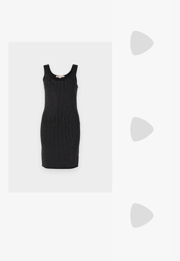 Μαύρο αμάνικο φόρεμα με εφαρμοστή σχεδίαση, διακοσμημένο με λευκές βούλες σε κατακόρυφη διάταξη. Λείος υφάσματος και στρογγυλή λαιμόκοψη.; Μαύρη πατέντα σλινγκμπάκ γόβα με μυτερή μύτη, διαθέτει υφή από φίδι, ρυθμιζόμενο λουρί και κοντή, υφή τετράγωνη φτέρνα.; Μαύρη δερμάτινη τσάντα ώμου με δύο μπροστινές τσέπες, χρυσά κούμπωματα, κλείσιμο με φερμουάρ και λεπτό λουρί. Υφή επιφάνειας και κομψό ορθογώνιο σχήμα.; Χρυσά σκουλαρίκια με ορθογώνιο, καθαρό κρύσταλλο που κρέμεται κάτω από μια σειρά μικρών, στρογγυλών, καθαρών λεπτομερειών. Λεπτός, σύγχρονος σχεδιασμός.