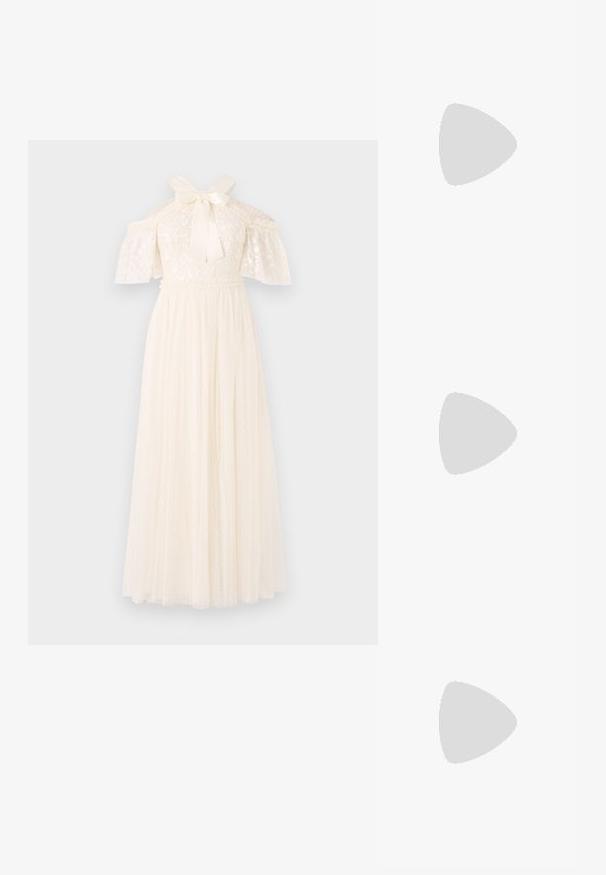 Robe en ivoire avec un corsage en dentelle, des manches dénudées et un ruban à nouer au cou. La jupe est en tissu doux avec une texture à pois.; Escarpin slingback en vernis noir avec un bout pointu, présentant un imprimé serpent texturé, une sangle réglable et un petit talon bloc texturé.; Sac en cuir noir porté en travers avec deux poches avant, boucles dorées, fermeture zippée et une sangle fine. Surface texturée et forme rectangulaire compacte.; Boucles d'oreilles en métal doré en forme d'anneau, avec une forme courbée et allongée. Elles présentent une surface lisse et brillante avec une pointe arrondie pour un détail supplémentaire.