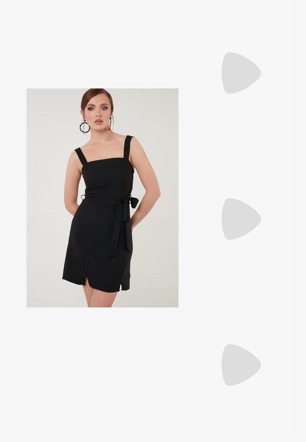 Czarna sukienka z kwadratowym dekoltem, szerokimi ramiączkami i dopasowanym krojem. Posiada boczny zawiązanie i rozcięcie z przodu dla dodatkowego akcentu.; Anna Field Wide Fit - Kozaki; Kremowa, miękka torba z sztucznej skóry o marszczonym wzorze, z regulowanym paskiem i subtelnym zapięciem na sznurek. Gładka faktura i zaokrąglony kształt.; Srebrne kolczyki w kształcie kropli z zaokrąglonymi, odbijającymi światło powierzchniami; minimalistyczny design z gładką fakturą i subtelnym detalem brandingowym.