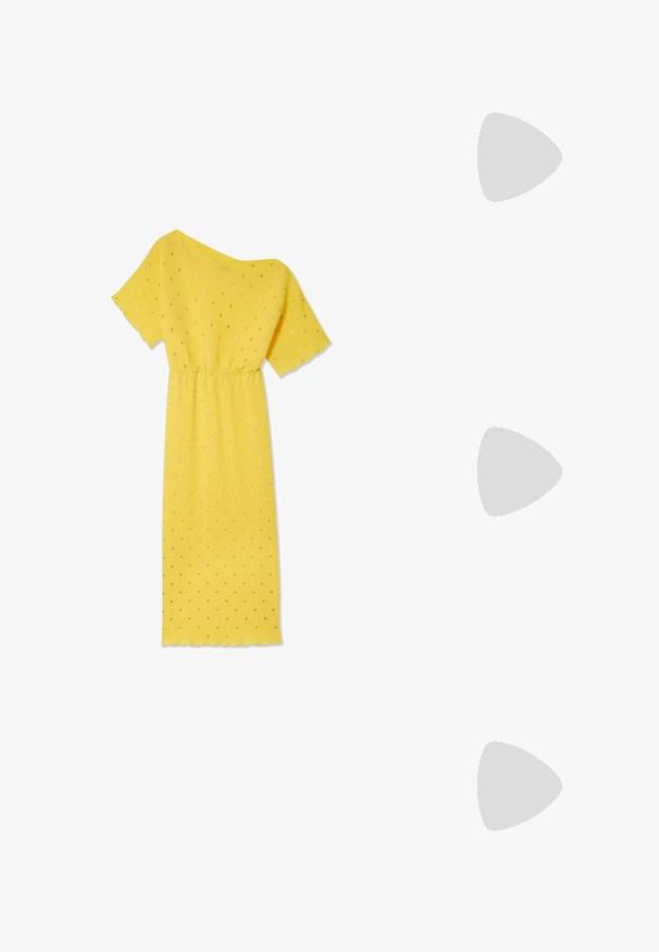 Geel jurkje met korte mouwen, geribbeld textuur en een gathered taille. Bevat gouden stippen en een asymmetrische halslijn.; Zwarte gepolijste leren slingback schoenen met een puntige neus, enkelbandjes met zilveren gespen en hardware, en een slanke hak.; Gouden metallic handtas met een gestructureerd ontwerp, gladde textuur en verstelbare schouderband. Kenmerkt zich door een unieke driehoekige vorm en minimalistische stiksels.; Gouden oorbellen met een getextureerd, golvend ontwerp. Bevat sculpturale clip-on studs en een open ringontwerp met een gehamerd oppervlak.