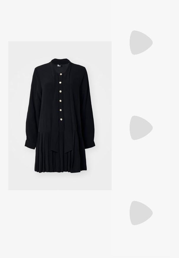 Robe noire en tissu lisse, avec des manches longues, un devant boutonné avec des boutons dorés, et un design de jupe plissée.; Chaussure slingback en cuir noir avec un bout pointu, des sangles décoratives avec œillets en métal et un petit talon carré. Surface texturée.; Stuart Weitzman POSH SHOULDER BAG - Sac bandoulière - black; Boucles d'oreilles en argent avec un design courbé lisse et une surface texturée, dotées d'un fermoir à clou.
