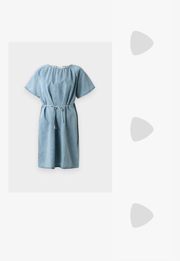 Lys blå denimkjole med korte ermer, gathered halslinning og belte i livet. Har en avslappet passform og kne-lengde kant.; Sort lærpumps med spiss tupp og lav hæl. Har en jevn tekstur og subtil glans. Åpen utskjæring foran for ekstra detalj.; Hvit lærveske med teksturert overflate, utstyrt med gullkjede for å bære over skulderen og svarte detaljer. Inkluderer en frontlomme og glidelås.; Gullfargede metalløredobber med en buet, forlenget form. Har en jevn, blank overflate og en avrundet tupp for ekstra detaljer.