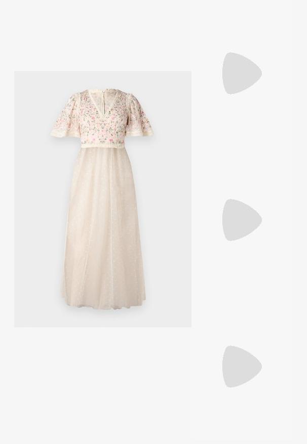 Needle & Thread ROSIE SHORT SLEEVE BALLERINA DRESS - Alkalmi viselet - cream; Fehér bőr sportcipők, alacsony fazonban, sima textúrával, kerek orral, fűzős előlappal és egy kis hímezett logóval az oldalon.; Fekete bőrből készült félhold táska aranyszínű hardver díszítéssel, cipzáros záródással. Szürke pulóver felett keresztben viselve.; Arany színű csomó fülbevalók, csavart formával. Minden fülbevaló mögött egy kör alakú átlátszó támasz található a biztonságos viselés érdekében.
