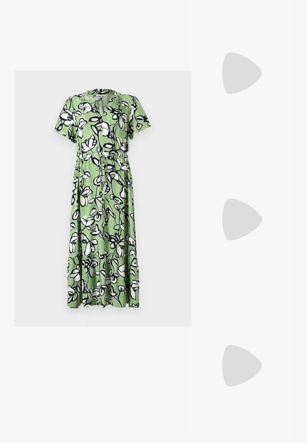 Rochie midi verde cu un model floral în alb și navy. Dispune de mâneci scurte, decolteu în V și o talie strânsă cu un cordon.; Sandale platform din suede negru cu tocul bloc, având curele încrucișate și o curea cu cataramă la gleznă pentru un fit sigur.; Plică metalică argintie cu un design unghiular de tip plic, textură netedă și culoare contrastantă la interior, ținută într-o mână care poartă o haină neagră.; Cercei din argint cu un design torsadat, având un finisaj lucios și închidere cu tijă. Au un diametru de aproximativ 3 cm.