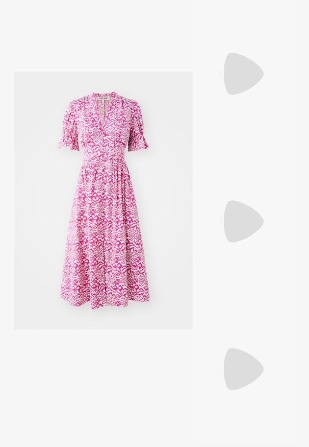 Diane von Furstenberg ERICA DRESS - Rochie de zi - kupang small pink; Tory Burch MELLOW MARY JANE - Papuci - perfect black/gold; Geantă de mână neagră din piele texturată, cu un model în diamant, curea din lanț cu ton auriu și un mânere superior cu o închidere cu clapetă embosată cu logo.; Cercei aurii cu un design curbat și fluid. Fiecare cercei are o suprafață netedă și un mic sistem de prindere cu un detaliu decorativ.