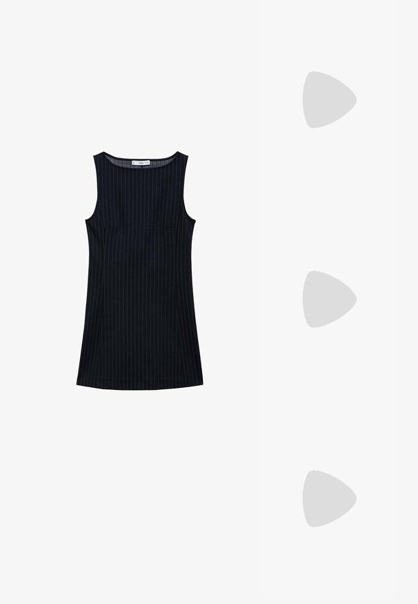 Robe sans manches à rayures marines, avec une coupe droite, dotée de poches latérales et d'un décolleté arrondi. Texture du tissu lisse.; Escarpin en cuir verni noir à talon haut, avec un bout pointu, une bride réglable à la cheville et des côtés ouverts. Texture lisse.; Lunettes en acétate transparent en forme de yeux de chat avec des verres jaunes, portées par une personne en veste en cuir noir et en col roulé rouge. Texture lisse.; Sac à main en cuir bourgogne avec fermoir en or, forme structurée, anse supérieure et bandoulière réglable. Le mannequin porte une veste en jean.