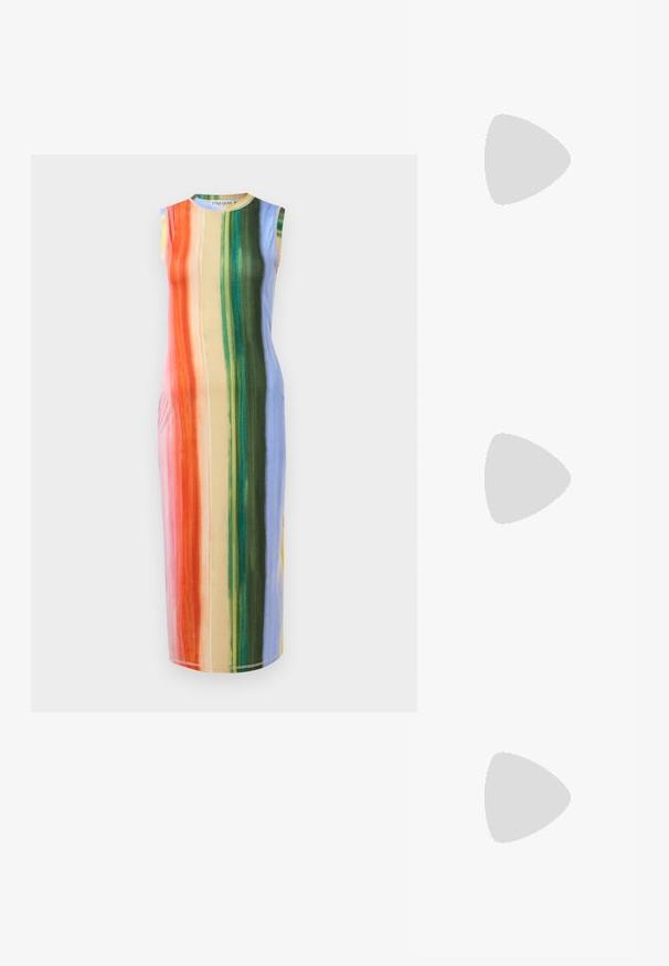 Hyödyttömästi hihaton midi-mekko, jossa on pystysuorat raidat oranssin, vaaleanpunaisen, vihreän ja sinisen sävyissä. Kangas vaikuttaa sileältä ja siinä on hieman kiiltoa.; Valkoinen lyhythihainen t-paita, joka on valmistettu ribbytedusta kankaasta. Pyöreä pääntiie, normaali istuvuus ja hienovaraiset ompeluyksityiskohdat. Ei kuvioita tai grafiikkaa.; Mustat ballerinakengät, joissa on säädettävä nilkkavarsi, koristeltu hopeisilla niiteillä, teksturoitua kangasta, pyöreä kärki ja pieni nauhakoriste edessä.; Ruskea nahkainen käsilaukku, jossa on läppäkiinnitys, kultasävyiset yksityiskohdat, olkahihna ja sileä pinta. Kompaktin suorakaiteen muotoinen.