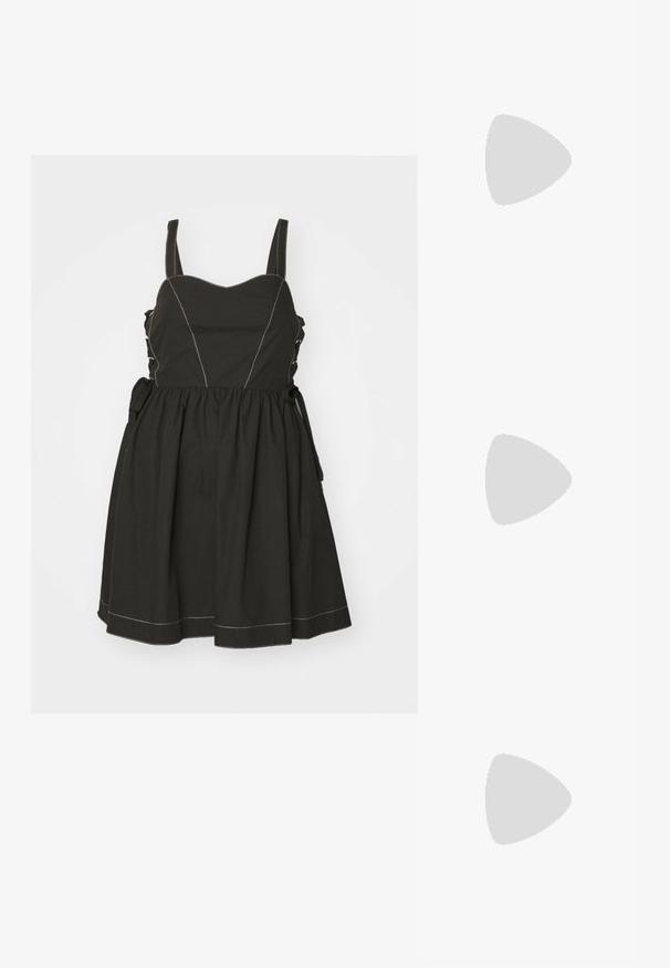 Pinko AMAZONIA ABITO STRINGATO - Dnevna obleka - black; Črne visoke sandale na peto imajo tanke naramnice z vozlom, gladek kvadratni toe in eleganten stiletto peto.; Črne sončne očala z ostrim, mačjastim dizajnom. Srebrna zrcalna leča. Tanek, lahek plastičen okvir z diskretnim logotipom na tempeljih.; Srebrne uhane z gladko, kapljično obliko in poliranim finishem. Nežna graviranja dodajajo detajle. Minimalističen dizajn.