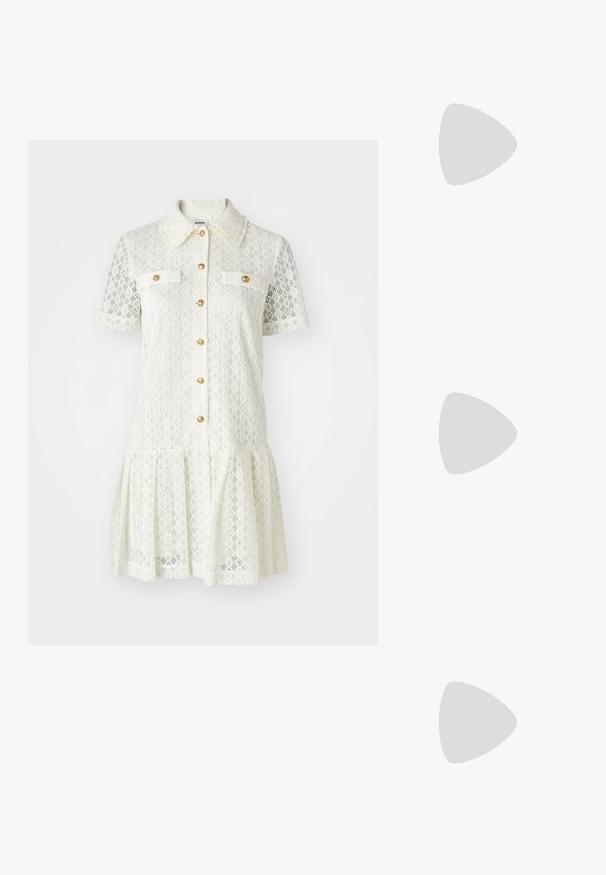 Kanten jurk in crèmewit met korte mouwen, een kraag, gouden knopen en twee borstzakken. A-lijn rok met een gegolfde zoom.; Zwart patent slingback hak met een spitse neus, voorzien van een gestructureerde slangenprint, verstelbare band en een korte, gestructureerde blokhak.; Zwarte leren schoudertas met twee vo pockets, gouden gespen, ritsluiting en een smalle band. Tekstuur oppervlak en compacte rechthoekige vorm.; Gouden metalen oorbellen in de vorm van een gebogen, verlengde hoop. Kenmerkend zijn het gladde, glanzende oppervlak en de afgeronde punt voor extra detail.