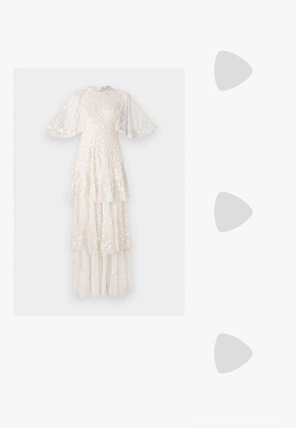 Weißes, gestuftes Kleid mit floralem Stickereien, durchsichtigen Stoffärmel und hohem Kragen. Die Schichten verleihen eine fließende Silhouette.; Schwarze Lack-Slingback-Pumps mit spitzem Zehenbereich, versehen mit strukturiertem Schlangenprint, verstellbarem Riemen und einem kurzen, strukturierten Blockabsatz.; Schwarze Leder-Umhängetasche mit zwei vorderen Taschen, goldenen Schnallen, Reißverschluss und einem schmalen Tragegurt. Texturierte Oberfläche und kompakte rechteckige Form.; Goldfarbene Metall-Hoops mit einer geschwungenen, länglichen Form. Sie verfügen über eine glatte, glänzende Oberfläche und eine abgerundete Spitze für zusätzliche Details.