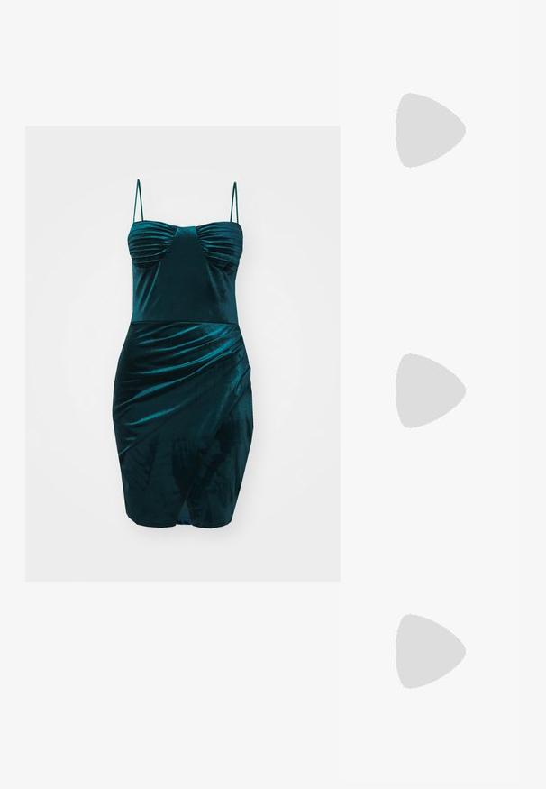 WAL G. VALERIE MINI - Proginė apranga - dark teal blue; Juodos lakinės odos aukštakulnės sandalai su trimis horizontaliais dirželiais ir reguliuojamu kulkšnimis dirželiu. Lieknas siluetas ir blizgus apdaila.; Sidabrinė tinklelio rankinė su tekstūruotu, austu dizainu, turinti užlenkiamą atvartą ir nuimamą grandinėlę nešimui.; Kristaliniai auskarai su sidabro atspalvio detalėmis, su kvadratiniu auskaru ir kaskadinėmis stačiakampių bei aštuonkampių kristalų eilėmis.