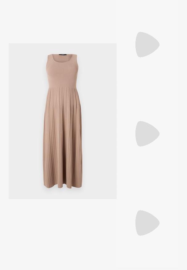Rochie maxi dintr-un material moale, cu textură ribbed, de culoare bej. Prezintă un bust ajustat cu decolteu rotund și o fustă plină, plisată. Design simplu.; Adidași din piele albă, design de tip low-top, cu o textură netedă, vârf rotund, față șiretată și un mic logo brodat pe lateral.; Geantă din piele neagră în formă de jumătate de lună, cu accente din metal auriu, având un închidere cu fermoar. Purtați-o în diagonală peste un pulover gri.; Cercei cu tija aurie, cu un design răsucit. Fiecare cercel are un fundal circular transparent pentru o purtare sigură.