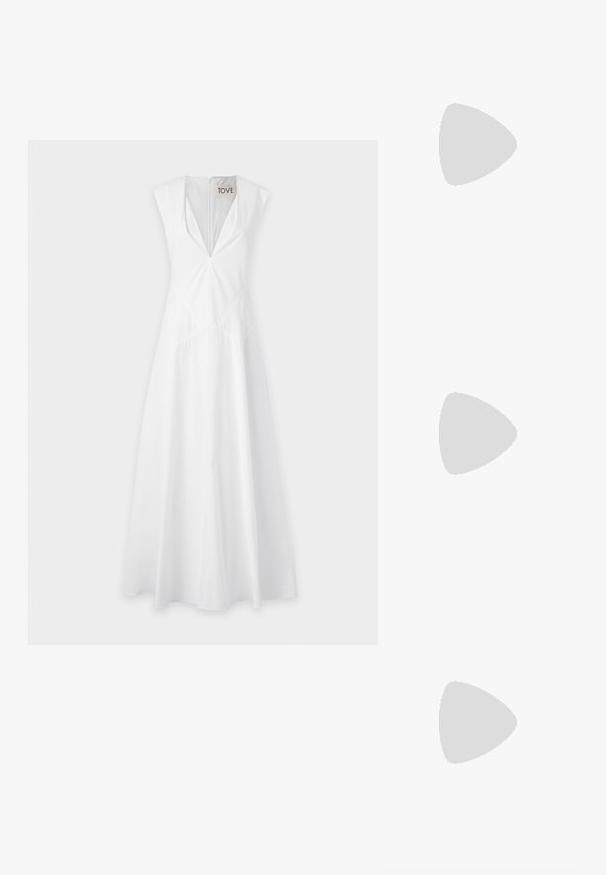 Fehér ujjatlan ruha mély V-kivágással, derékvarrás részletezéssel és lebegő szoknyával, könnyű anyagból készült.; Fekete bőr magassarkú mules, hegyes orral, nyitott hátsó résszel és alacsony tömbsarkal. Simább textúra minimális dizájnnal.; Fekete, oversize napszemüveg ovális lencsékkel, sima műanyag kerettel és arany részletekkel a fülpánton. Sötét lencséi védelmet nyújtanak a napfény ellen.; Barna velúr táska, amely struktúrált háromszög alakú, tetején fogantyúval és fedélzárral rendelkezik. Oldalán diszkrét logó részlet található.