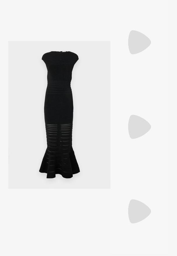 Abito nero con silhouette aderente, texture a coste e orlo svasato. Presenta ritagli a strisce nella parte inferiore e un collo alto.; Sandali neri con tacco a blocco e punta quadrata, caratterizzati da molteplici fasce sottili, una fibbia regolabile alla caviglia e un tacco testurizzato.; Borsa a tracolla in pelle nera con dettagli a frangia, catena dorata e manico ritagliato. Presenta il logo sulla parte anteriore.; Orecchini dorati con molteplici catene a cascata, dotati di accenti in strass ovali trasparenti e parte superiore decorativa a perno.