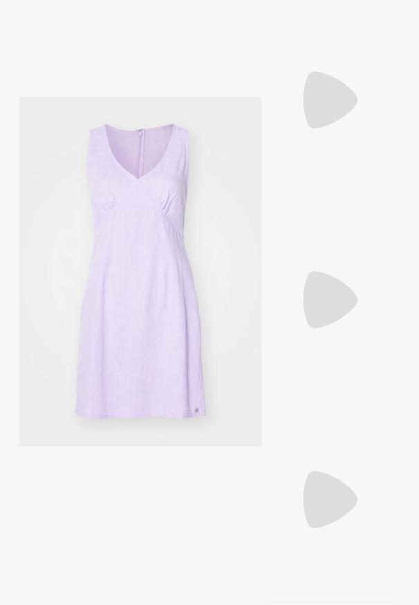 Lila ilman hihoja mekko, jossa on V-kaula-aukko, rypytystiedot rintavarustuksessa ja hienovarainen rakenne. Takana vetoketjusuljenta ja pyöristetty helma.; Beige kudottu balettikenkä, jossa on terävä kärki, litteä pohja ja kiertävät nauhat. Tekstuurina on avonainen neulos, jossa on sileä vuori.; Silkkihuivi, jossa on vaaleanruskea ja valkoinen geometrinen kuvio, vyö- ja ketjumotiiveja sekä kultasävyisiä yksityiskohtia. Kulmassa logo "BOSS".; Tan-väri nahkakäsilaukku, jossa on kaksinkertaiset kahvat ja irrotettava olkahihna. Varustettu kultasävyisellä lukkolla ja teksturoidulla pinnalla.