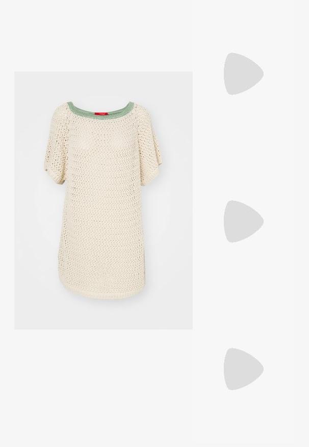 Pull en crochet crème avec un col rond et des manches courtes. Le col est d'une teinte vert clair contrastante. Présente une coupe décontractée.; Sandales beiges à talons carrés avec des fines brides et un bout carré. Matière lisse avec des détails minimaux, conçues pour un port facile.; Sac à main en cuir blanc avec une forme courbée, arborant un logo "CK" embossé à l'avant et une seule bandoulière. Fermeture à glissière en haut.; Bracelet doré avec des maillons allongés entrelacés, ayant une texture lisse et brillante. Chaque maillon possède une forme ovale distincte.
