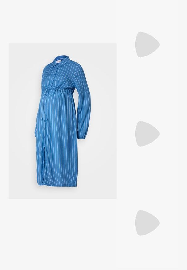Modra prugasta nosečniška obleka, dolgi rokavi, gumbaste zapore, zavezovanje pod prsi, lahkoten material, pol-ohlapen kroj, ukrivljen rob.; Črne čevlje s koničastimi nosovi in slingback obliko z nizko peto, izdelane iz gladke usnjene materiale ter s črtasto zasnovo na strani za prezračevanje.; Črna torbica z dvema kratkima ročajema in odstranljivim naramnim trakom. Gladek usnju podoben material z zadrgo in podrobnostmi z logotipom.; Trije kovinski prstani: eden rožnato zlati, eden zlat z teksturiranimi detajli in eden srebrn, vsi z vgraviranim logotipom na notranji strani.