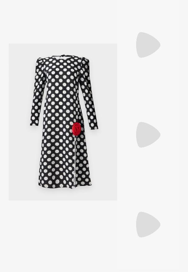 Musta mekko, jossa on valkoisia pilkkuja, pitkät hihat ja frilla kauluksessa. Edessä helmaosassa on punainen ruusuyskä.; Keltainen pitkähihaisessa puserossa on silkkiä muistuttava kangas, pyöreä pääntie, sivupainonnan sulkeminen koristepainikkeilla ja solmittu yksityiskohta olkapäällä.; Musta lakattu nahka slingback-kenkä, jossa on terävä kärki, ja joka on varustettu kahdella suurella soljella sekä reikätiedoilla sivuilla. Litteä pohja.; COACH BROOKLYN SHOULDER BAG - Käsilaukku - brown