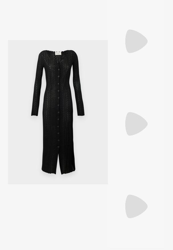 Dlouhý černý pletený kardiganový šaty s výstřihem do V, dlouhými rukávy, zapínáním na knoflíky a složitým krajkovým vzorem po celém povrchu.; Bílá tričko s krátkým rukávem vyrobené z žebrované tkaniny. Kulatý výstřih, normální střih a jemné detaily šití. Bez vzorů nebo grafik.; Černé kožené baletní byty s kulatou špičkou, hladkou texturou, minimálními švy a flexibilním designem podrážky.; Hnědá kožená kabelka s klopou, zlatými kovovými detaily, ramenním popruhem a hladkým povrchem. Kompaktní obdélníkový tvar.