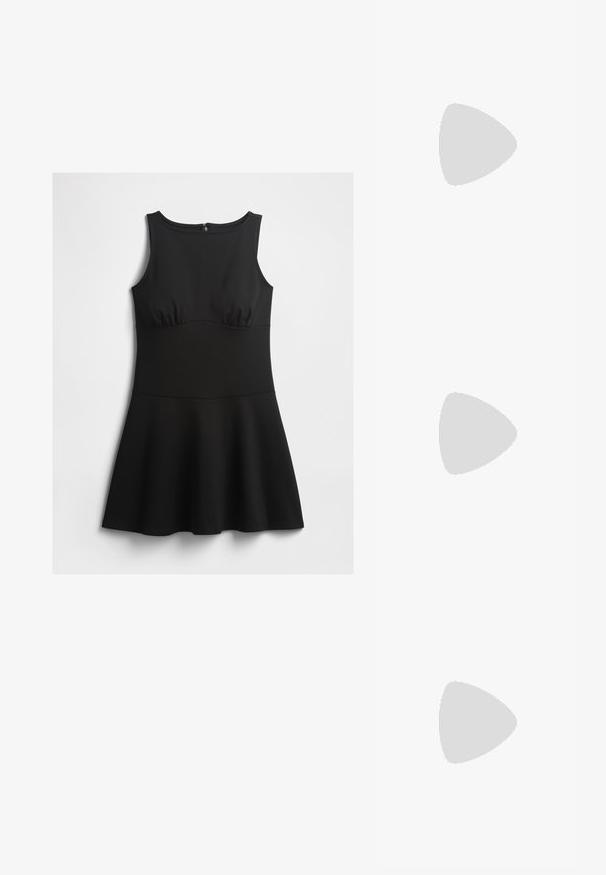 Sleeveless mustas kleit, millel on hästi istuv korpus, ümmargune kaelus ja laienev seelik, väljapanek valgel taustal.; Must musta nahk kingad sanga ja terava ninaga, ankle strapidega, millel on hõbedased pandlad ja riistvara ning õhuke konts.; Kuldne metallist prillid ovaalsete läätsede, kitsaste sanga ja selgete nina padjadega. Omab tagasihoidlikke hinge aktsente ja läbipaistvaid läätsi.; Kuldne sära kott, millel on ristkülikukujuline kuju, lühike käepide ja pikk kett. Tekstuur on läikiv ja peegeldav.