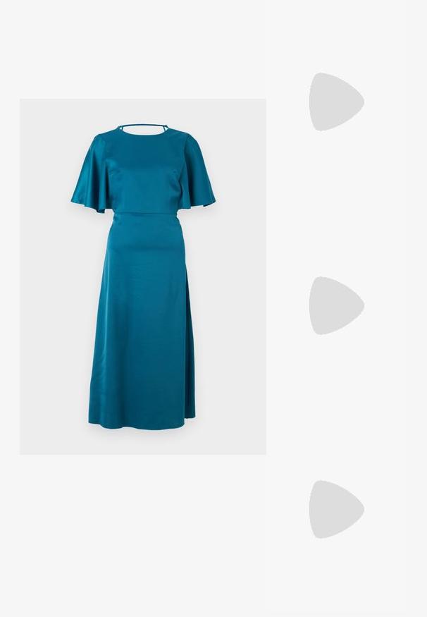 Robe en satin teal avec de courtes manches volantées, un décolleté rond et une fente sur le côté. Coupe ajustée au niveau du corsage, silhouette fluide. Bretelles arrière réglables.; Talons aiguilles blanches à bride arrière avec un bout pointu, un dessus lisse, un petit talon carré et un design avec découpes latérales et sangle réglable.; Lunettes de soleil rondes avec verres sombres et monture en or. Le modèle porte un cardigan à côtes bleu clair avec des boutons et des manches blanches contrastantes.; Porte-monnaie Michael Kors en toile enduite beige avec un motif répété de logo MK, des accessoires en or et une bandoulière en chaîne amovible.