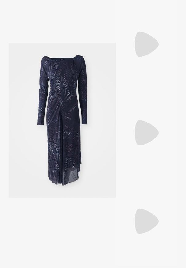 Pitkähihainen, tummansininen mekko, jossa on lehdesuunnittelua, kermatettu vyötärö ja virtaava hame, joka roikkuu toiselle puolelle.; Mustat nahkaiset slingback-korkokengät, joissa on terävä kärki, ohuet korot ja kultasävytteinen yksityiskohta säädettävässä hihnassa. Silkkinen pinta.; Mustalla nahkalaukulla, jossa on jämäkkä muotoilu, lyhyt malli, yläkahva ja kultaiset yksityiskohdat. Säädettävä olkahihna sisältyy.; Hopepronssi metalliset korvakorut, joissa on sileä, kiiltävä pinta ja rakenteellinen, pyöristetty muotoilu. Varustettu käänteellisellä lukolla turvallista käyttöä varten.