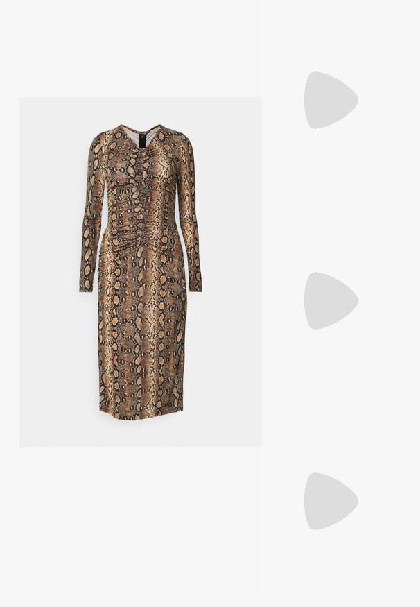 Dlhé rukávy šaty s priliehavým strihom v hadom vzore, s odtieňmi hnedej a čiernej. Materiál vyzerá elasticky a má zberané detaily.; Čierne kožené slingback topánky s špicatou špičkou, ozdobnými popruhmi s kovovými očkami a nízkym blokovým podpätkom. Textúrovaný povrch.; Čierna kožená tote kabelka s dvoma vrchnými uchami, odnímateľným ramenným popruhom a embosovaným logom "MICHAEL KORS" na prednej strane. Hladká textura.; Strieborné zámky v tvare srdca so vygravírovanými nápismi "ÁNO" a "NIE", leštený povrch, symetrický dizajn a robustný kovový uzáver.