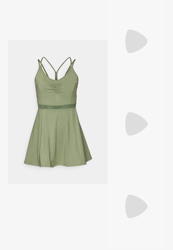 Grønt ermeløst kjole med en tettsittende bodice, rynket detalj foran, og en utsvingt skjørt. Har et teksturert liv og kryssede stropper.; Svart bomulls T-skjorte med hvit New Balance-logo og grafisk design på forsiden. Korte ermer og rund hals.; Svart idrettssko med mesh-overdel, sølvdetaljer, polstret såle og snøring. Har avrundet tå og teksturert såle.; Svart ryggsekk med et strømlinjeformet design, som har en teksturert overflate, justerbare stropper og elastiske frontledninger for ekstra lagring.