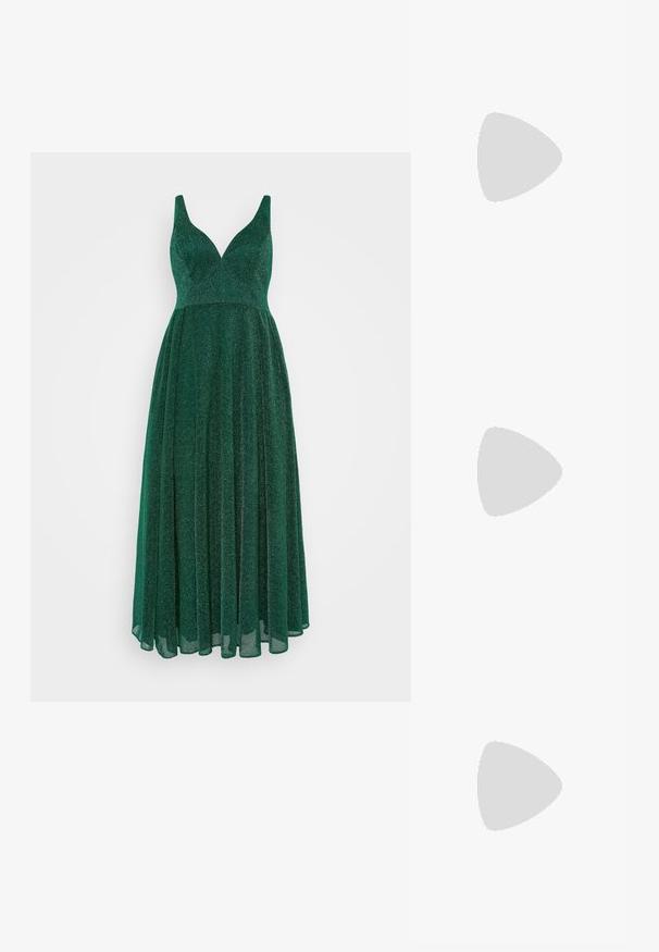 Abito senza maniche verde smeraldo con profondo scollo a V, tessuto fluido, texture scintillante e una lunga gonna svasata.; Scarpe slingback in vernice nera con punta appuntita, dettaglio in metallo argentato e tacco basso a blocco. Texture liscia e lucida in tutto l'oggetto.; Borsa a tracolla nera in pelle con una texture liscia, forma rettangolare e dettaglio in catena metallica sul davanti. Inclusa una tracolla regolabile.; Anello in argento texturizzato con una forma organica, caratterizzato da una fascia ondulata e una superficie rugosa. Logo inciso all'interno della fascia.