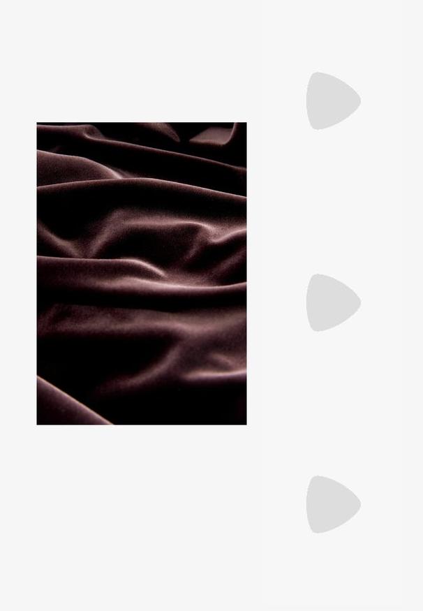 Tumši brūns samta audums ar gludu faktūru, kas izceļas ar dziļām locījumiem un krokām, kas uzsver tā grezno kritumu un maigumu.; Baltas siksniņveida papēdis ar smailu purngalu, gludu augšējo materiālu, zemu blokpapēdi un sānu izgriezumu dizainu ar regulējamu sprādzi.; Apaļas saulesbrilles ar tumšiem objektīviem un zeltītām rāmēm. Modelis valkā gaiši zilu, ribotu kardigānu ar pogām un kontrastējošām baltām piedurknēm.; Michaela Korsa rokassomi bez̦ā īšojuma, kas izgatavota no apklāta kanvas, iekļaujot atkārtotu MK logotipa rakstu, zelta aparatūru un noņemamu ķēdes siksnu.