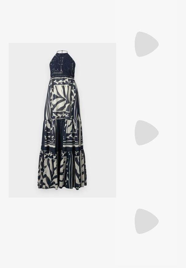 Maksī kleita ar tumši zilu tamborētu augšdaļu un plūstošu svārku, kas rotāta ar balto abstrakto rakstu. Halter neck dizains, apakšā ir kārtaini līmeņi.; Melnas augstpapēžu sandales ar plāniem siksniņām un mezgla dizainu, gluda kvadrātveida purngalu un elegantu stiletto papēdi.; Gaiši pelēka metāla rokassoma ar ķēdes siksnu, rotāta ar mazām apaļām metāla kniedēm un trīsstūra zīmola logo.; Sudraba riņķveida auskari ar gludu, spīdīgu apdari. Apaļas formas, viegla dizaina, ar aizdari uz stieples.