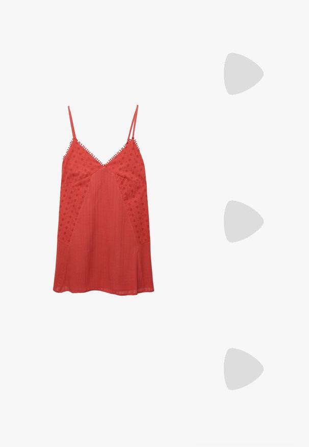 Top smanicato rosso con scollo a V, presenta motivi floreali ricamati e pannelli testurizzati, rifinito con un bordo decorativo lungo le spalline.; Stivale alla caviglia in suede color ocra con tre strati di frange. Punta affusolata e tacco basso a blocco. Texture liscia su tutta la superficie.; Occhiali da sole rotondi con tonalità marrone, montatura lucida color bordeaux. Aste sottili con un sottile dettaglio del marchio. Design delle lenti piatte.; Borsa tote in paglia intrecciata con texture a treccia, manici e base in pelle marrone scuro, forma circolare larga e design con apertura superiore.
