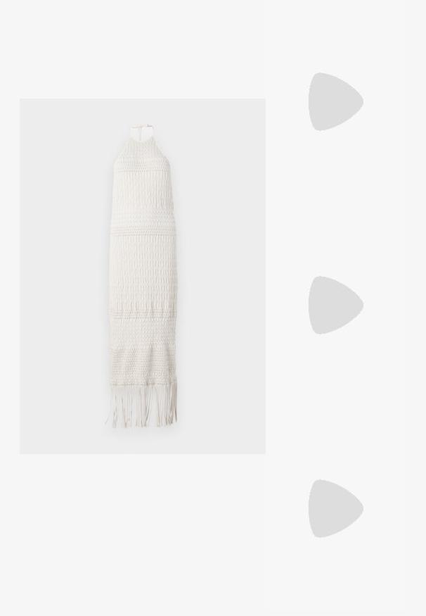 Rochie maxi albă din croșetat, cu gât halter, model texturat și tiv cu franjuri. Confecționată din material ușor și respirabil.; Adidași din piele aurie cu șireturi vișinii, vârful rotund, detalii texturate pe laterale și talpă din cauciuc de tip gumă. Design cu siluetă joasă.; Ochelari de soare dreptunghiulari albi cu lentile maro. Au un logo GG auriu proeminent pe lateral. Fabricati dintr-un material plastic structurat.; Geantă tote din suede maro, cu două mânere lungi, o textură netedă și detalii cusute, având un design simplu și structurat.