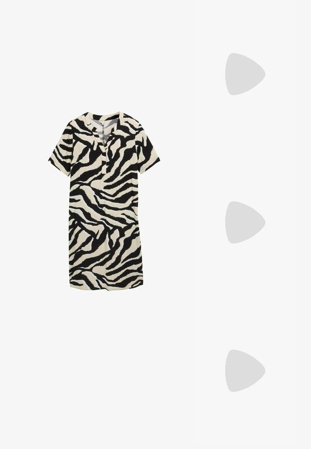 Abito a maniche corte in crema con un motivo a strisce zebra bianco e nero, caratterizzato da un collo a V e una vestibilità rilassata. Tessuto dalla consistenza liscia.; Pump in pelle nera con punta affusolata e tacco basso a blocco. Presenta una cinghia alla caviglia con una fibbia in tonalità oro. Texture liscia.; Occhiali da sole neri oversize con lenti sfumate, montatura spessa e dettagli in catena dorata sulle astine.; Borsa nera con forma strutturata, texture liscia e una chiusura metallica. Abbinata a pantaloni neri larghi e sandali open-toe su un pavimento in legno.