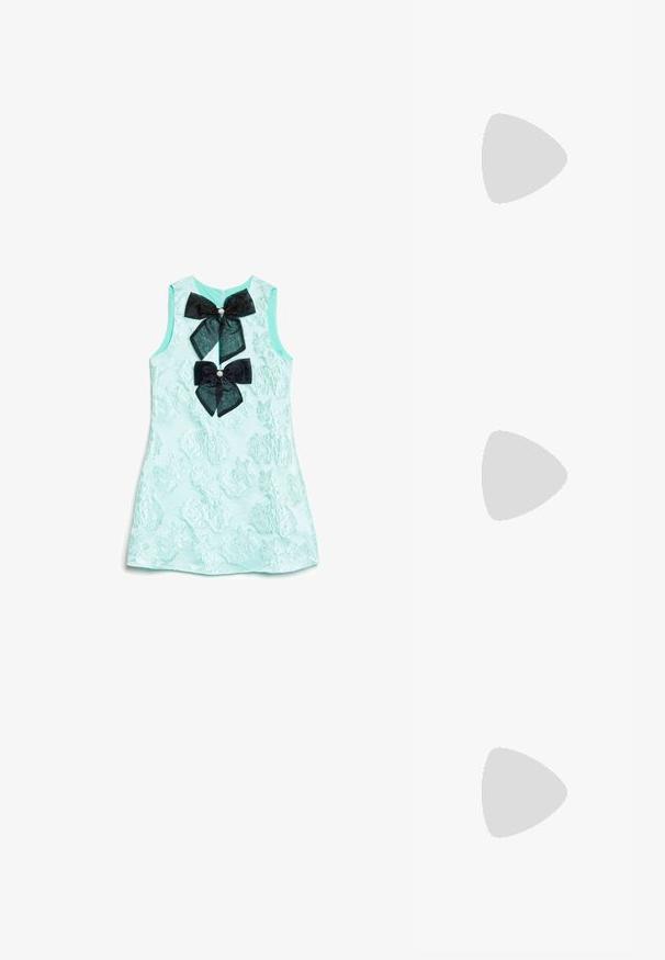 Ανοιχτό μπλε αμάνικο φόρεμα με υφή λουλουδιών και δύο μεγάλες μαύρες κορδέλες με κρυστάλλινες λεπτομέρειες μπροστά.; Ασημένια ψηλοτάκουνα παπούτσια slingback με μυτερή μύτη, �μεταλλική φινέτσα, δύο διακοσμητικές λωρίδες και λεπτό τακούνι με μαύρη άκρη.; Ασημί μεταλλική τσάντα με δομημένο σχήμα, διαθέτει χειρολαβή στην κορυφή και λεπτομέρεια με φιόγκο μπροστά. Λείος υφάσματος, ανακλαστική επιφάνεια.; Χρυσά σκουλαρίκια με υφή, κυματιστά σχήματα. Περιλαμβάνουν γλυπτικά κλιπ-σε σκουλαρίκια και σχέδιο ανοιχτού σκουλαρικιού με σφυρήλατη επιφάνεια.