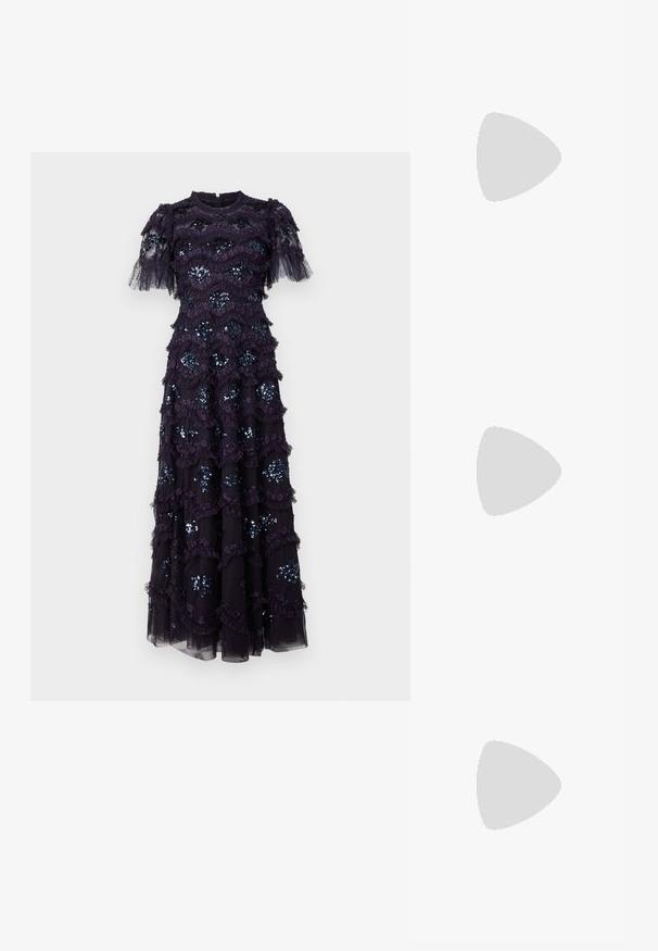 Lang, donkerpaars kanten jurk met gelaagde ruffles, versierd met pailletjes en een bloemenpatroon. Korte, opbollende mouwen en hoge halslijn.; Gouden sandalen met hakken, voorzien van een geknoopte voorkant, gegolfde textuur en een enkelriem. De blokhak heeft een ribbelontwerp, wat de grip verbetert.; Zwarte, gequiltte handtas met een gouden kettingband, uitgerust met een onderscheidende gouden sluiting en een klein label, die een gestructureerde leren oppervlakte toont.; Gouden knoopstuds met een gedraaide design. Elke oorring heeft een ronde transparante achterkant voor een veilige draagervaring.