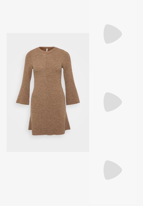 Robe côtelée dans une teinte marron chaud, dotée d'un col rond et de manches évasées, avec un corsage ajusté et une silhouette de jupe en A.; Escarpin en cuir noir avec un bout pointu et un petit talon bloc. Doté d'une bride de cheville avec une boucle dorée. Texture lisse.; Lunettes de soleil noires surdimensionnées avec des verres dégradés, monture épaisse et détails en chaîne dorée sur les branches.; Sac à main noir à la forme structurée, texture lisse et fermoir métallique. Associé à un pantalon noir ample et des sandales ouvertes sur un sol en bois.