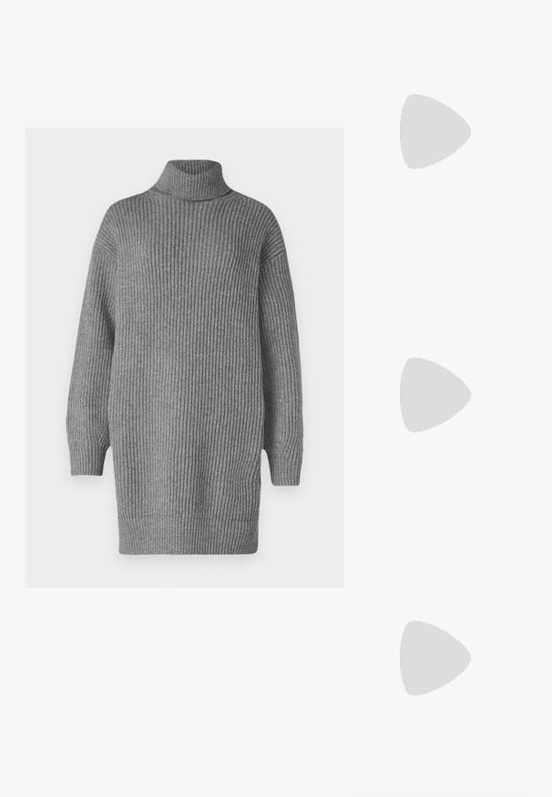 Hallhalli hallide kaelusega sviiter, millel on pikad varrukad, lõdva lõikega ja külgseid lõhesid. Valmistatud pehmest, tekstureeritud materjalist.; Valge nahast loafer, millel on massiivne must platvormi tald, neljakandiline hõbedane pandla ja nähtavalt õmblusdetail ülaserval.; Must have mustras alasi nahkpatsi, pehme tekstuuriga, kolmnurkse kujuga ja reguleeritava rihmaga, koos helesinise triibulise särgi ja valgete pükstega.; Kolme metallist rõngast: üks roosa kuld, üks kuld tekstuursete aktsentidega ja üks hõbe, kõik sisepoolt graveeritud brändinguga.