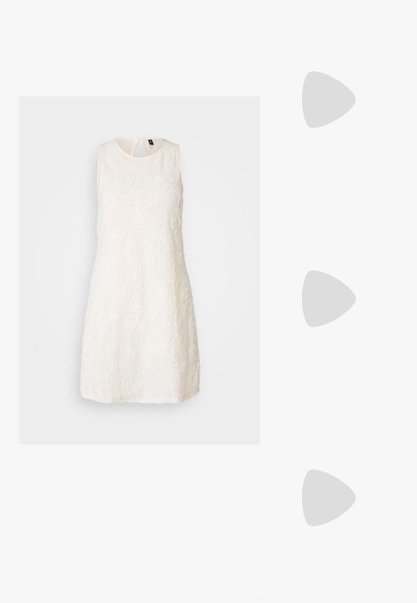 Robe blanche sans manches avec broderie florale texturée, col rond et dos en trou de serrure. Silhouette droite, longueur jusqu'aux genoux. Tissu doux.; Bottines en cuir verni noir avec un bout pointu et un talon block de hauteur moyenne. Texture lisse et design minimaliste.; Sac à main noir à la forme structurée, texture lisse et fermoir métallique. Associé à un pantalon noir ample et des sandales ouvertes sur un sol en bois.; Boucles d'oreilles en ton argent, au design en anneau torsadé, présentant une surface texturée et des détails nervurés, sécurisées par une fermeture à tige.
