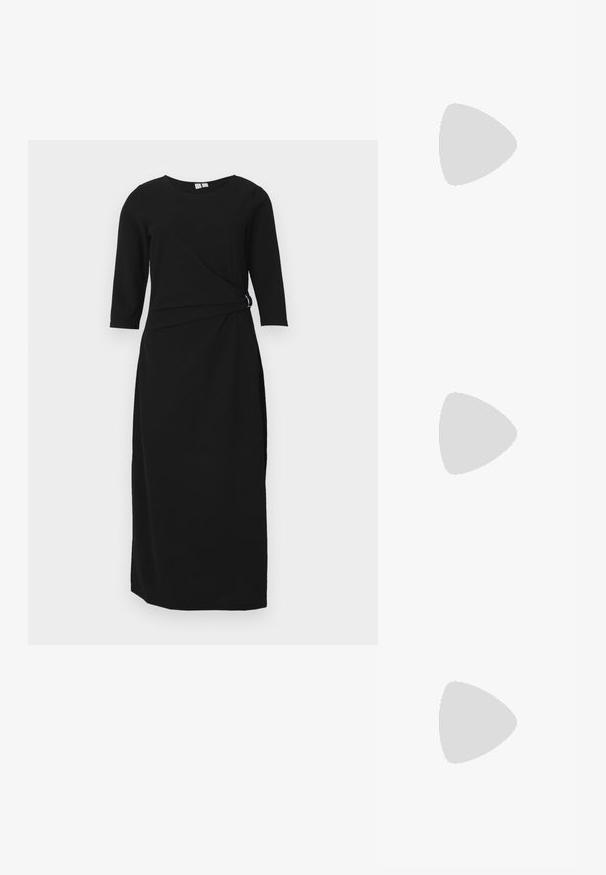 Mustapuku, jossa on kolme neljännesosahihnaa, etuosan kierretyksitys vyötäröllä ja suora siluetti, valmistettu pehmeästä ja joustavasta kankaasta.; Musta patenttinen nahkainen slingback-kengät, joissa on terävä nenä, nilkkahihnat hopeisilla soljilla ja varusteilla sekä hoikka korko.; Kultainen metallinen käsilaukku, jossa on jämäkkä muotoilu, sileä pinta ja säädettävä olkahihna. Sisältää ainutlaatuisen kolmiomaisen muodon ja minimalistisen tikkaustyylin.; Korukultainen korvakorut, joissa on teksturoituja, aaltoilevia muotoja. Mukana on veistokselliset klipsikorvakorut ja avoin rengasmalli, jossa on vasaroitu pinta.